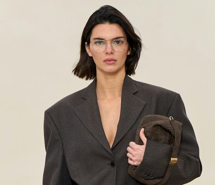 At Calvin Klein Fall 2025, Veronica Leoni Makes Minimalism Monumental