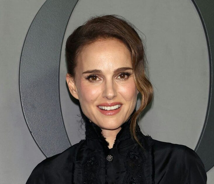 Natalie Portman Pairs No Pants With a Controversial Shoe Trend In Paris